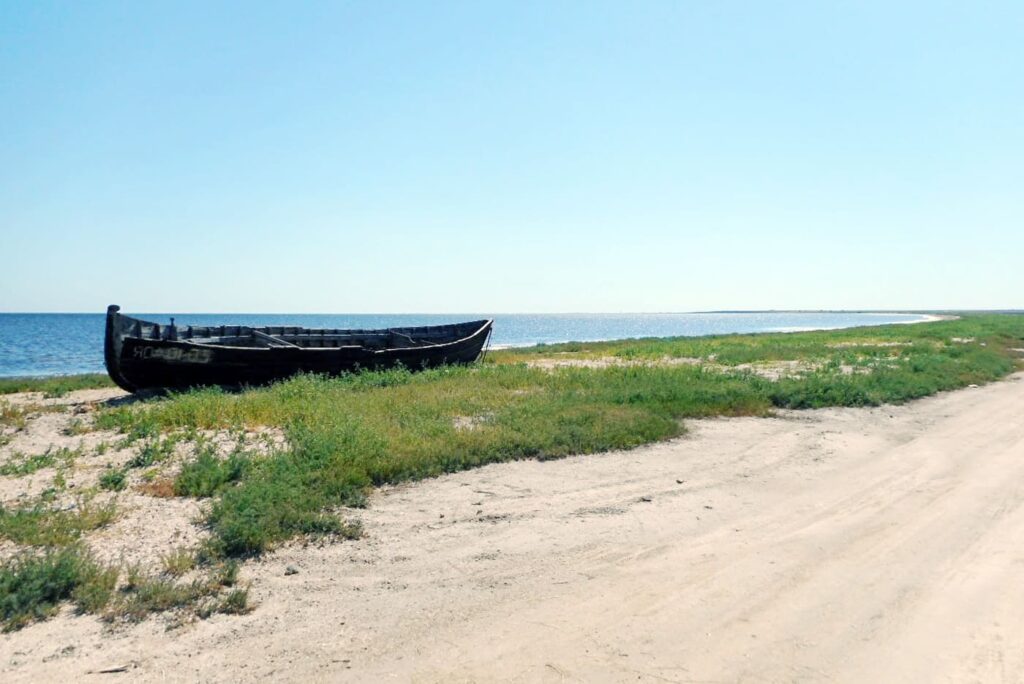 Старая лодка на лимане Шаганы